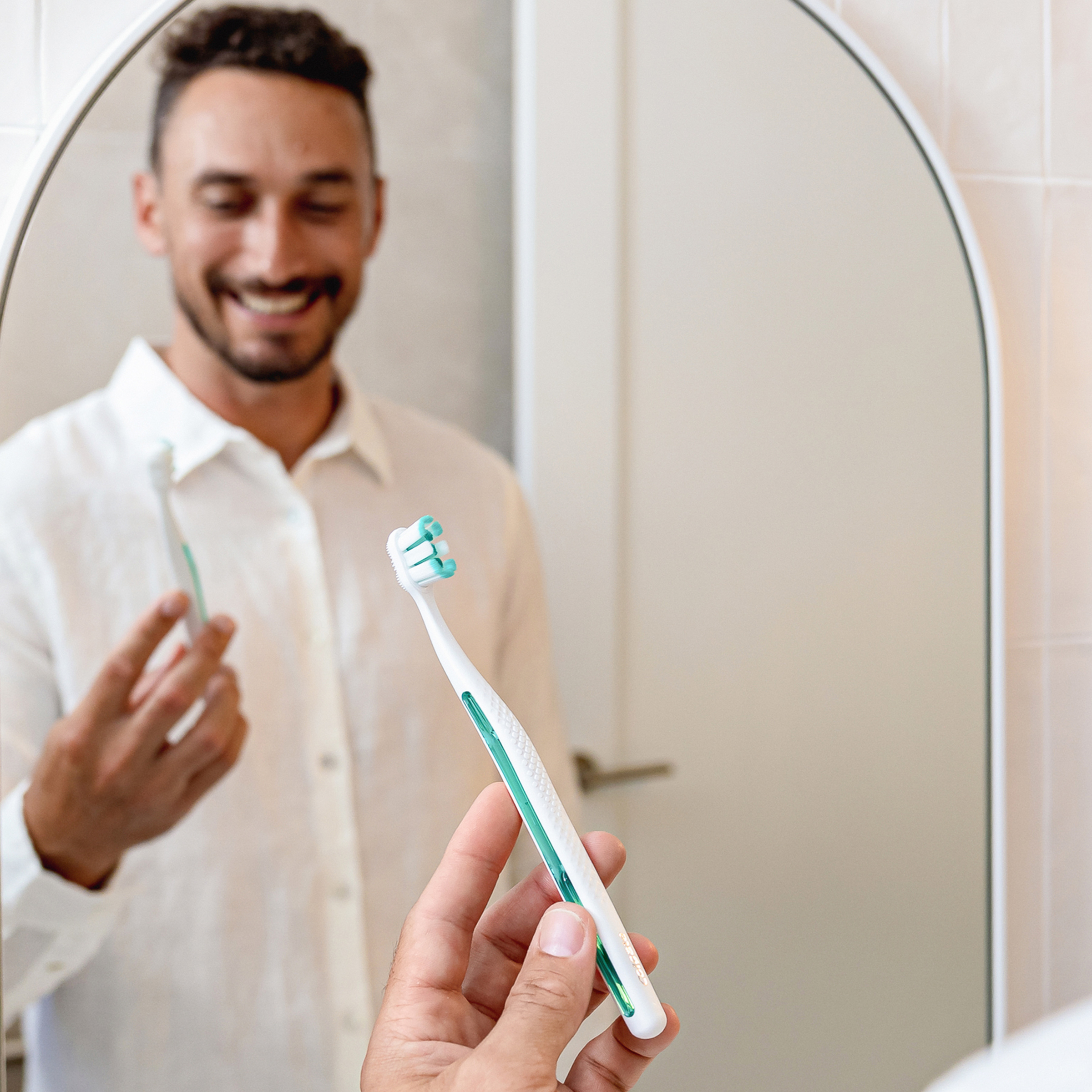 COLGATE TOOTHBRUSH TOTAL FOAMING CLEAN MEDIUM 1 PACK - Image 4