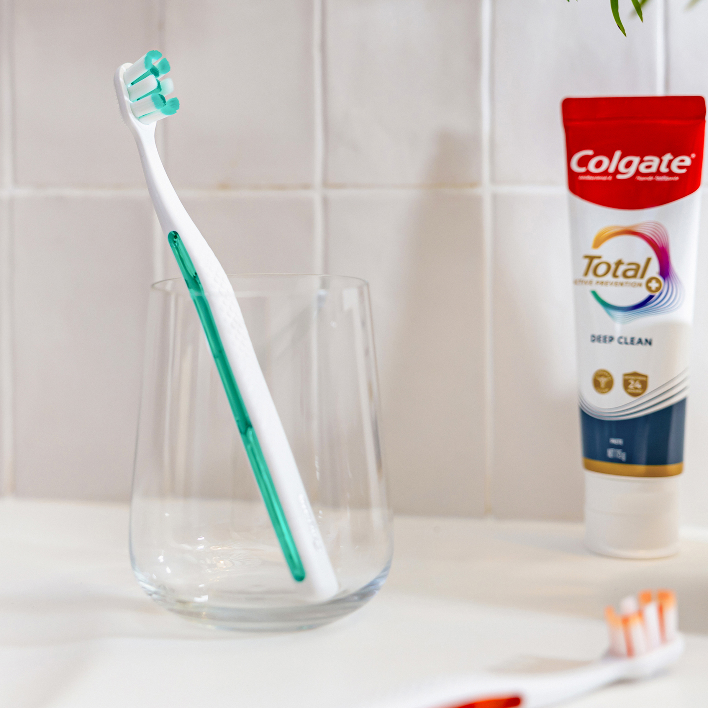 COLGATE TOOTHBRUSH TOTAL FOAMING CLEAN MEDIUM 1 PACK - Image 3