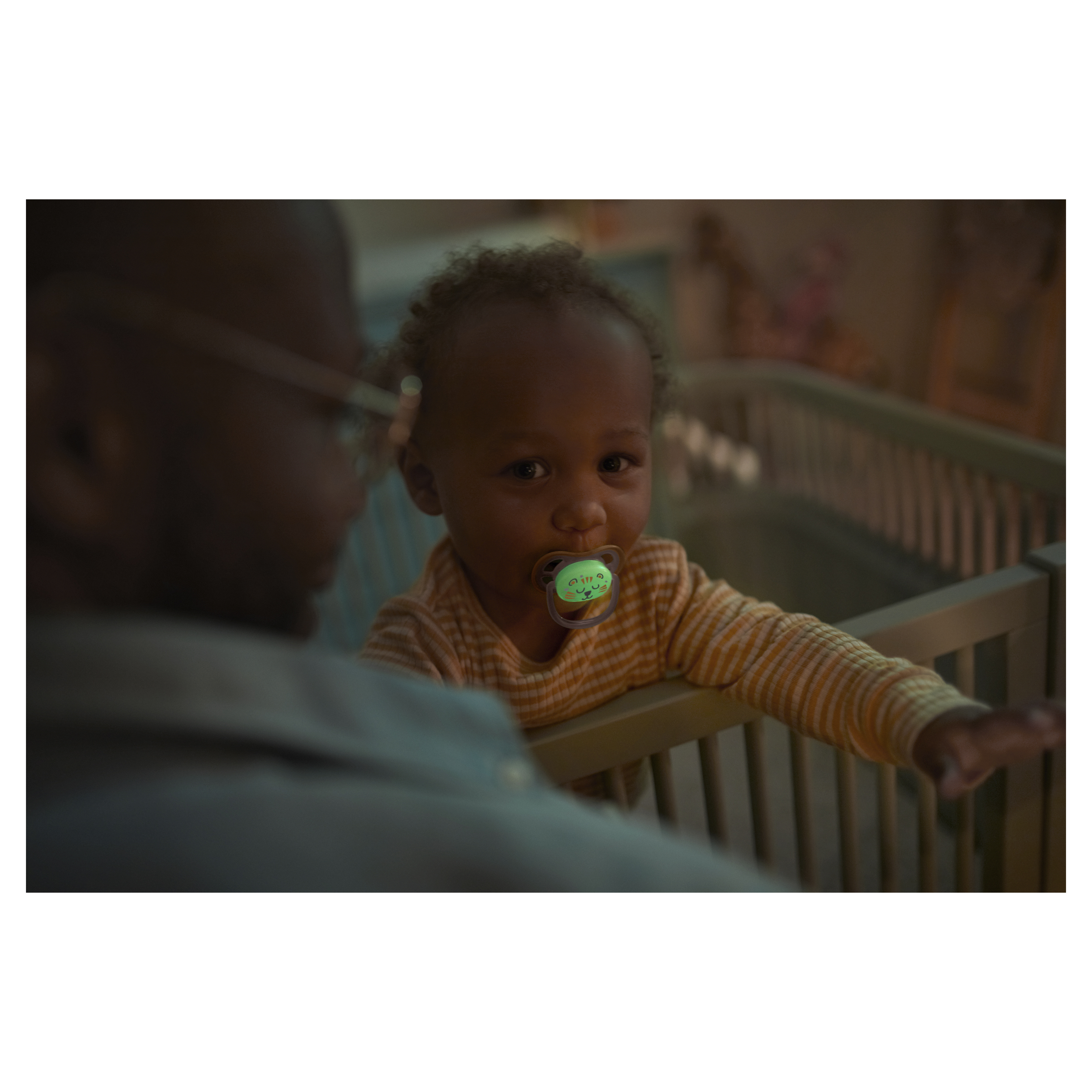 AVENT SOOTHER ULTRA AIR NIGHT GLOW 18MTHS+ 2 PACK - Image 7